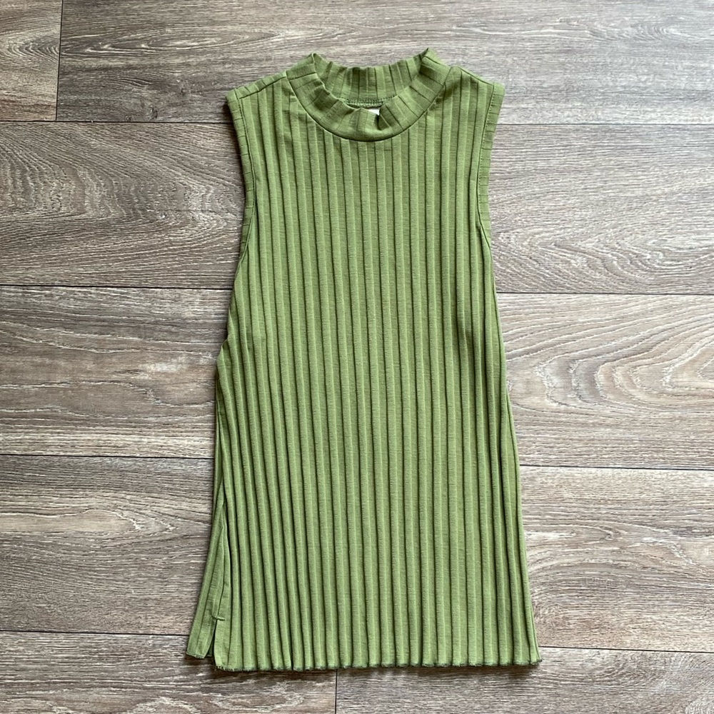 🌺 Green tank top